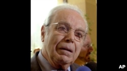 Nacido 1920 en Lima, Javier Pérez de Cuéllar fue licenciado en derecho y en 1944 ingresó al servicio diplomático peruano.