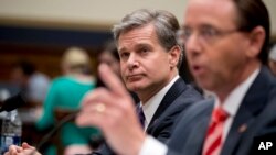 El vicefiscal general de EE.UU., Rod Rosenstein (derecha), y el director del FBI, Christopher Wray, testifican ante la Comisión Judicial de la Cámara de Representantes en el Capitolio, el jueves 28 de junio de 2018, sobre las acciones del Dpto. de Justicia y el FBI relacionadas con la elección presidencial de 2016.