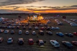 El concepto de los conciertos al aire libre, observados desde los autos de los asistentes, está ganando mucha aceptación en distintos países del mundo. Esta imagen es de un concierto en Hungría.