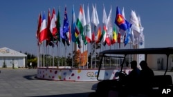 24일 주요 20개국(G20) 재무장관 회의가 진행된 인도 벵갈루루 행사장 앞에 참가국 국기들이 게양돼 있다.