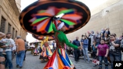Sebuah festival kesenian di Fatimiyah Kairo, Mesir, sebagai ilustrasi. (Foto: AP)