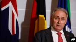 El ministro de Comercio de Australia, Don Farrell, asiste a una conferencia de prensa luego de una reunión con el ministro de Comercio de China, Wang Wentao, en Beijing, China, el viernes 12 de mayo de 2023.