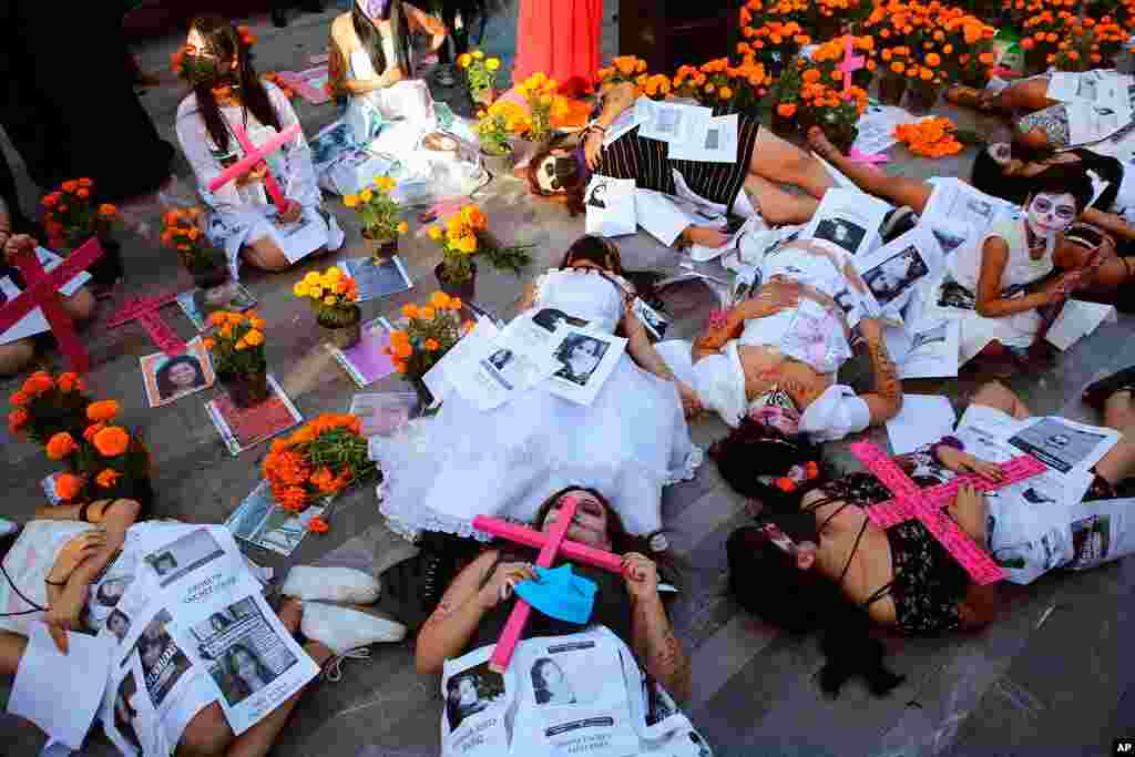 Mujeres vestidas de &quot;Catrinas&quot; se acuestan durante una actuaci&#243;n para pedir justicia para las v&#237;ctimas de feminicidio, tambi&#233;n en la Ciudad de M&#233;xico. Noviembre 1, 2020. 