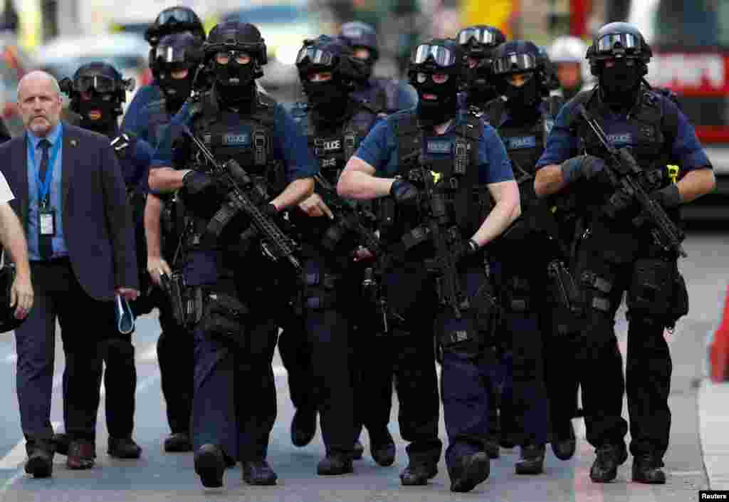 Petugas polisi bersenjata berjalan di luar Borough Market setelah terjadinya serangan yang menewaskan tujuh orang dan lusinan lainnya terluka di London, Inggris.