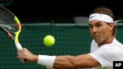 Rafael Nadal lors d'un match de Wimbledon contre Roger Federer, Angleterre, le 12 juillet 2019.