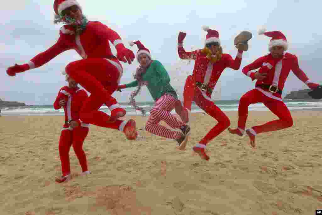 英国旅行者12月25日在澳大利亚悉尼的邦迪海滩庆祝圣诞节