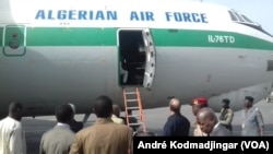 103 immigrés orpailleurs tchadien arrêtés en Algérie sont accueilli à l'aéroport international Hassan Djoumouss de NDjamena au Tchad par le ministre tchadien de la justice le 28 avril 2016.