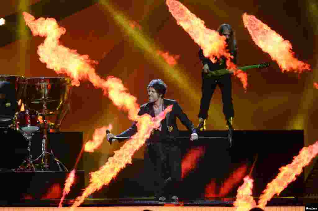 Dua artis Albania, Adrian Lulgjuraj dan Bledar Sejko melakukan latihan untuk semifinal lomba Eurovision Song Contest 2013 di Opera Hall di kota Malmö, Swedia.
