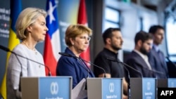 Predsjednica Evropske komisije Ursula von der Leyen (L), švicarska savezna predsjednica Viola Amherd, predsjednik Ukrajine Volodymyr Zelensky, predsjednik Čilea Gabriel Borić i kanadski premijer Justin Trudeau obraćaju se novinarima na zatvaranju samita.
