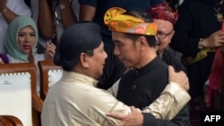 Prabowo (kiri) dan Jokowi berpelukan di acara deklarasi kampanye damai di Monas, Jakarta, 23 September 2018.