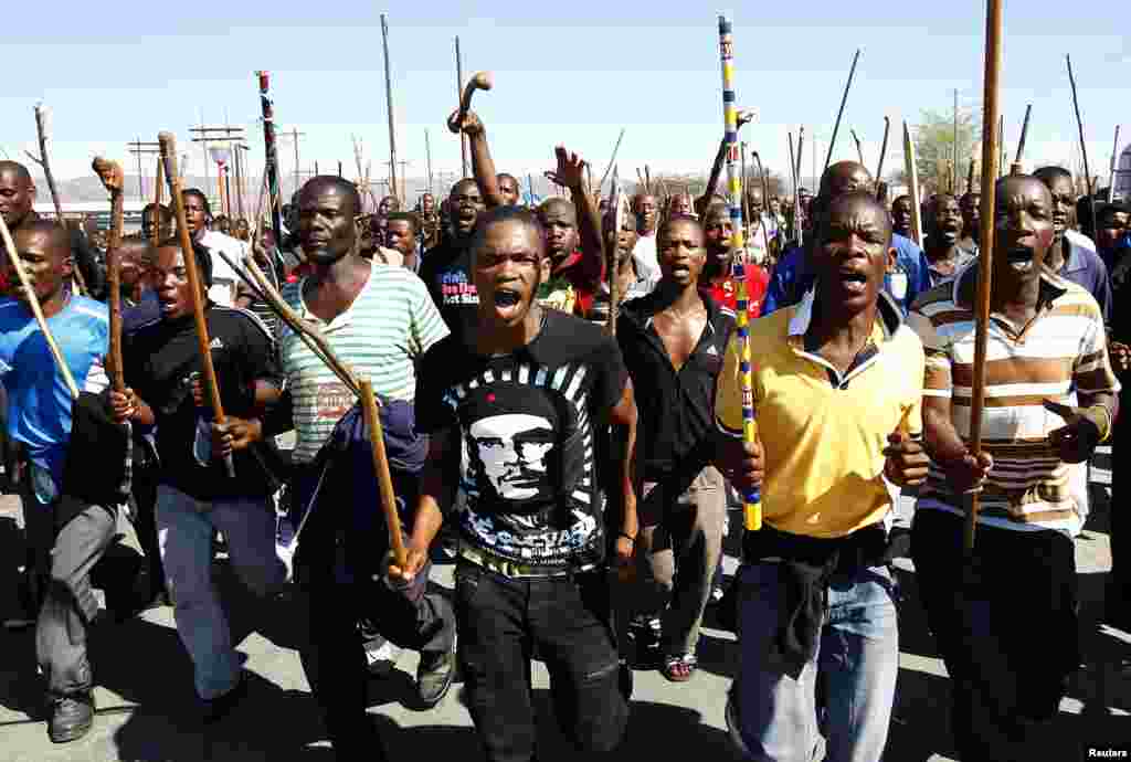 Mine workers take part in a march at Lonmin's Marikana mine in South Africa, September 10, 2012.