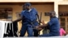 ARCHIVES - Des éléments de la police dans le centre-ville de Bujumbura, au Burundi, lundi 20 juillet 2015.