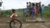Anak-anak Indonesia sedang bermain di halaman sekolah (foto: ilustrasi). KPAI menilai belum adanya sanksi yang tegas terhadap pelaku kekerasan seksual terhadap anak, merupakan salah satu penyebab kasus pedofilia terus terjadi di Indonesia. 