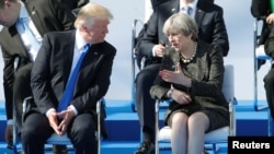 Le président américain Donald Trump et le Premier ministre britannique Theresa May assistent à une cérémonie au quartier général de l’Otan à Bruxelles, Belgique, 25 mai 2017.