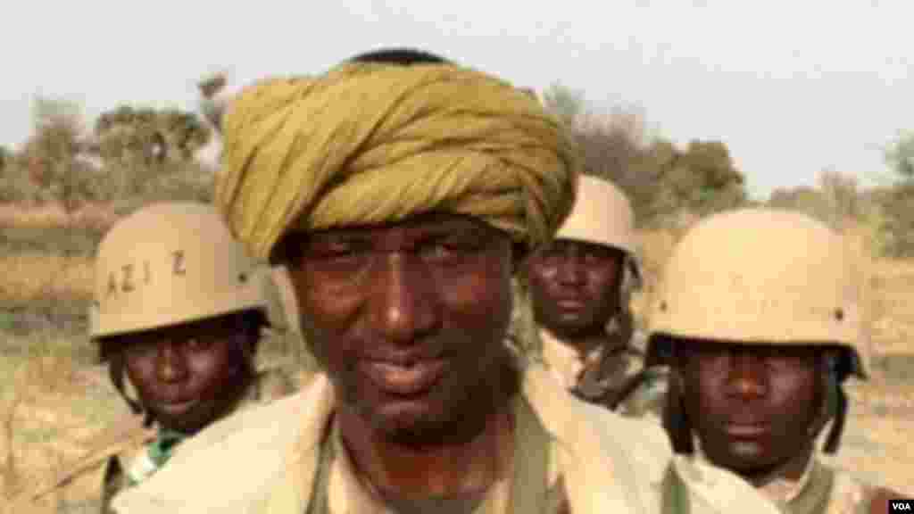 Le chef des operations de l'armée nigérienne, le lieut. Issoufou Marou répondant à une interview de VOA, à la frontière du Nigéria et le Niger