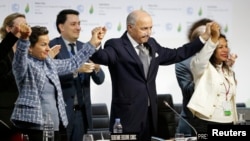 Laurent Fabius, le président de la COP21, juste après avoir prononcé l'adoption de l'accord de Paris sur le climat, le 12 décembre 2015.