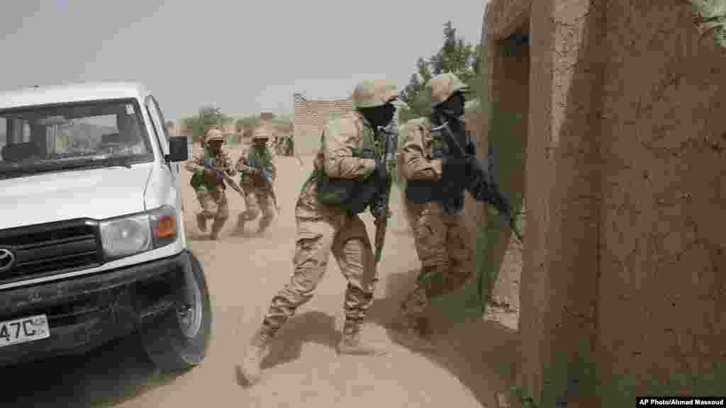 Les troupes tchadiennes s’exercent à libérer des otages dans une opération baptisée Flintlock à Mao, Tchad, samedi 7 mars 2015.