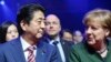 德国总理默克尔和日本首相安倍晋三2017年3月19日出席德国汉诺威CeBIT信息及通讯技术博览会开幕式时交谈。
