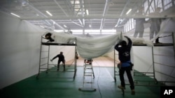 Volonteri i vojska pripremaju halu na sajmu u Bergamu za smeštaj pacijenata