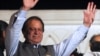 فائل: نواز شریف 2013 کے انتخاب میں اپنی جماعت کی کامیابی کے بعد لاہور میں جمع ہونے والے کارکنوں کے نعروں کا جواب دیتے ہوئے۔