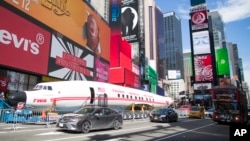 Pesawat antik Lockheed Constellation L-1649A Starliner atau yang juga dikenal sebagai "Connie" parkir di Times Square, New York, untuk acara promosi, Sabtu, 23 Maret 2019.