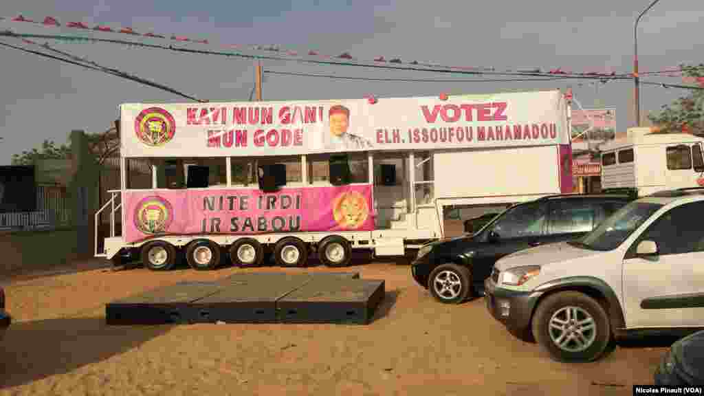 Une caravane de campagne du président sortant du Niger, Mahamadou Issoufou, en pleine campagne pour l’élection présidentielle du dimanche du 21 février 2016, Niamey, Niger, 16 février 2016. (VOA/Nicolas Pinault)