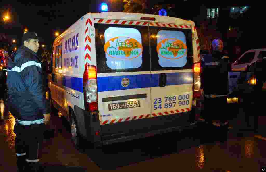 Arrivée de personnel médical avec une ambulance après l'attentat qui a visé un bus de la sécurité présidentielle à Tunis, 24 novembre 2015.