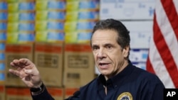 El gobernador de Nueva York, Andrew Cuomo, habla durante una rueda de prensa para hacer sonar una campanada de alarma por el avance del coronavirus en su estado.