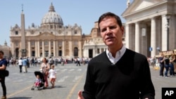 Juan Carlos Cruz, una de las víctimas chilenas de abuso sexual a manos de un prelado católico habla con The Associated Press en El Vaticano, donde el Papa Francisco ha prometido reunirse con él y otras víctimas del escándalo.