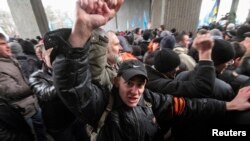 以俄罗斯族为主的民众在克里米亚议会大厦附近集会。（2014年2月26日）