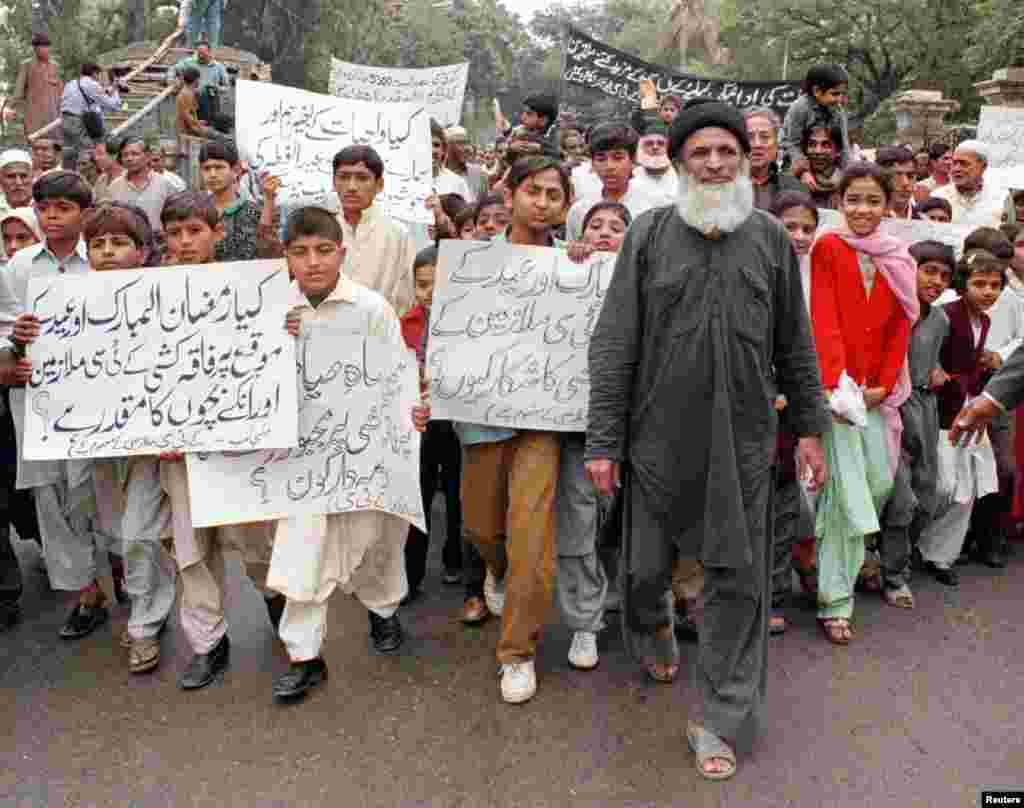 ماضی کے ایک جلوس میں شریک پاکستان کے مایہ ناز سماجی کارکن عبدالستار ایدھی