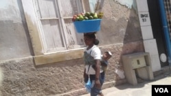 Mulher zungueira no Namibe (Foto de Arquivo)