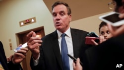 ARCHIVO-El Senador demócrata Mark Warner, del Comité de Inteligencia del Senado, habla con la prensa en el Capitolio. Washington, D.C., 27-9-17.