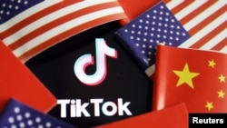 在中国和美国旗帜中的TikTok标识。（路透社制图）