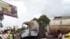 Un camion citerne incendié à Lubumbashi, en RDC, le 24 décembre 2017. (VOA/Narval Mabila)