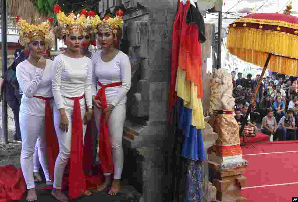 Para penari bersiap di belakang panggung menjelang penampilan dalam Bali Arts Festival di Denpasar.
