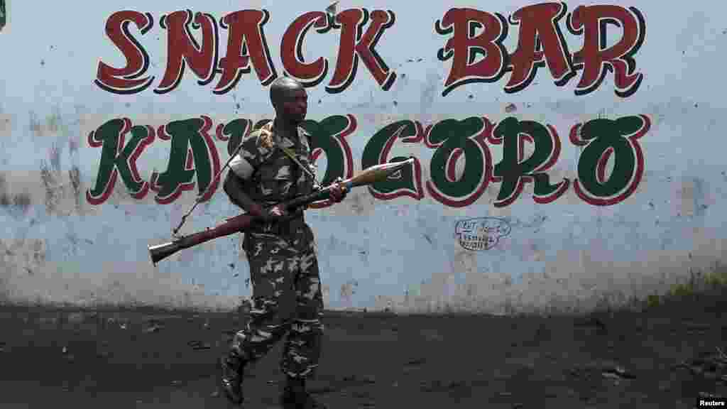 Un soldat porte un RPG dans une rue à Bujumbura, Burundi 15 mai 2015, après que les forces de l’armée burundaise ont annoncé avoir arrêté le chef de file d'un coup d'Etat manqué le vendredi.