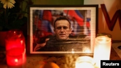Sejumlah warga menghadiri acara mengenang tokoh oposisi Rusia Alexey Navalny, di Paris, Prancis, pada 19 Februari 2024, menyusul berita kematian tentang tokoh oposisi tersebut. (Foto: Reuters/Benoit Tessier)