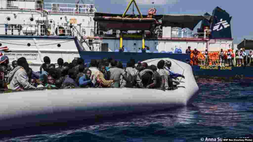 Le bateau Dignité a secouru seulement 128 migrants de l’embarcation en caoutchouc qui le transportait.