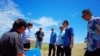 美国驻巴布亚新几内亚大使馆脸书在3月18日贴出白宫国安会资深主任博明与台湾外交部次长徐斯俭日前在所罗门群岛户外勘察的照片 (照片来源：美国驻巴布亚新几内亚大使馆脸书Facebook.com/usembassyportmoresby)