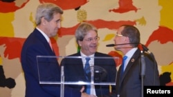 Dari kiri: Menlu AS John Kerry, Menlu Italia Paolo Gentiloni dan utusan khusus PBB untuk Libya Martin Kobler memberikan konferensi pers bersama usai pembicaraan di Roma, Minggu (13/12).
