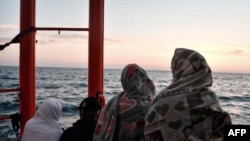 Des migrants sur le pont de l'Aquarius de MSF le 10 mai 2018.