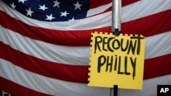 Transparent Trumpovih pristalica "Prebrojite ponovo glasove u Philadelphiji"