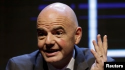 Le président de la FIFA, Gianni Infantino, lors d'une conférence de presse au siège de la CONMEBOL à Luque, au Paraguay, le 11 mai 2018.