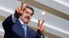 El presidente Nicolás Maduro saluda con los signos de victoria en una cumbre de líderes suramericanos en Brasilia, el 30 de mayo de 2023.