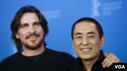 Aktor Inggris, Christian Bale (kiri) dan sutradara Tiongkok, Zhang Yimou berpose untuk promosi film "The Flowers of War" dalam festival di Berlin (23/2).