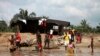 Quelques personnes au bord du fleuve Nun, Bayelsa, Nigeria, 27 novembre 2012.