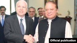 سناتور جان مک‌کین و نواز شریف، نخست وزیر پاکستان