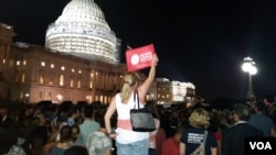 Les manifestants se réunissent en dehors du capitol pendant le sit-in des parlementaires démocrates, 22 juin 2016. (R. Green / VOA)