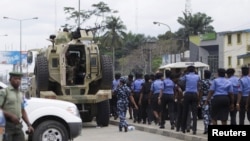Un détachement de policière marche le long de la route d'Aba près du bureau d'Inec à Port Harcourt, River State, 30 mars 2015. REUTERS / Afolabi Sotunde - RTR4VHL9